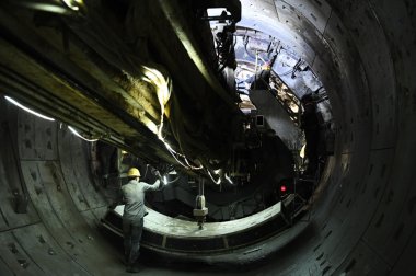 中铁七局西安公司的建筑工人在太超微茄子视频在线看污原市轨道交通2号线缉虎营站施工现场作业